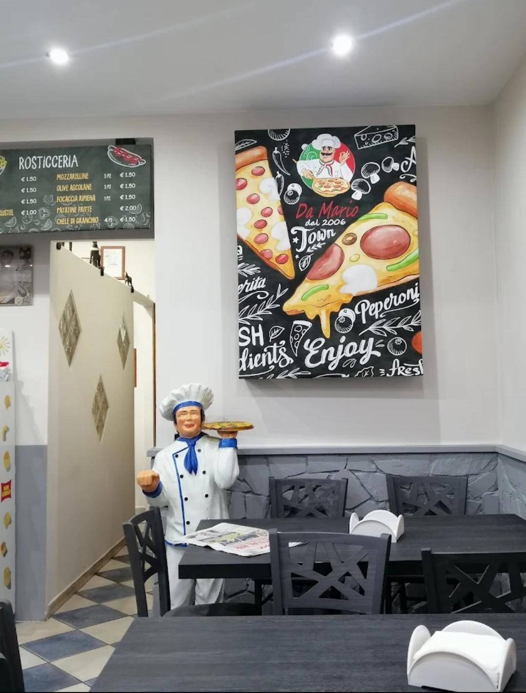 Tavoli e sala della Pizzeria Rosticceria Da Mario