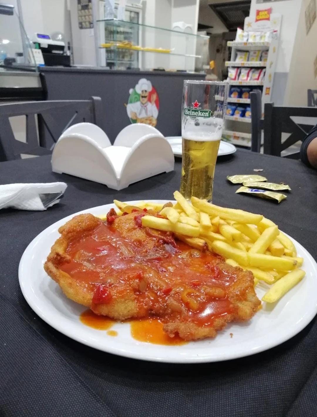 Specialità del locale con salsa e patatine